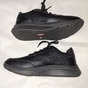 Skechers Work Womens Relaxed Fit Slip Resitant Work Sneaker. Size 9